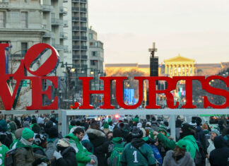 Aficionados de Filadelfia se preparan para celebrar a sus queridos Eagles en el Día de San Valentín Eagles