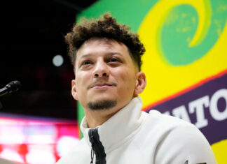 Chiefs and Eagles handle the Super Bowl opening night spectacle like they’ve been here, done that Super Bowl