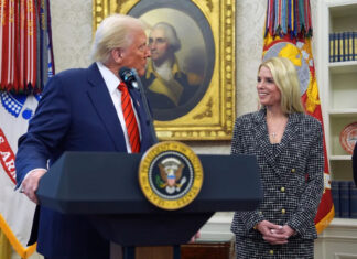 El Departamento de Justicia de Trump desmantela programa de la época de Biden contra oligarcas rusos Trump