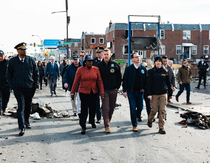 El-secretario-de-Transporte-se-congratula Filadelfia