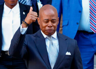 Renuncia fiscal federal en Manhattan tras negarse a retirar cargos contra alcalde de NY fiscal