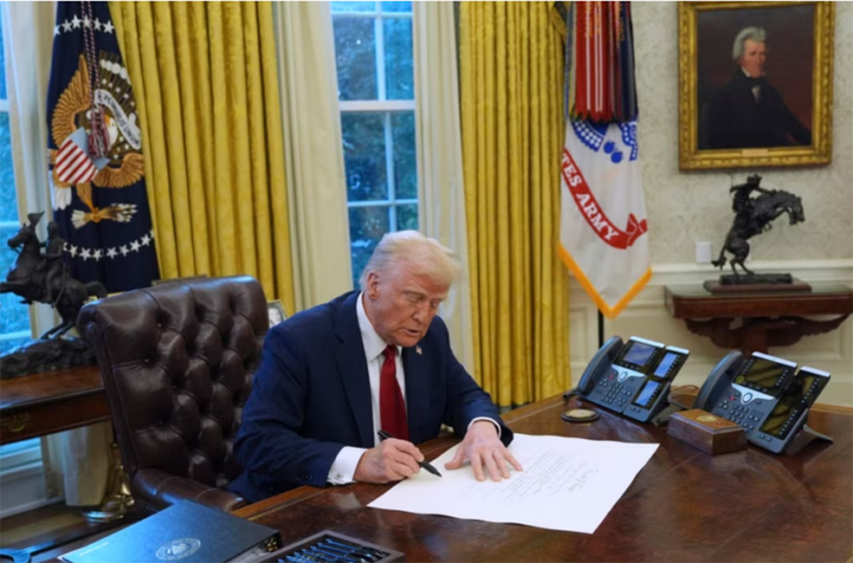 Plan de Trump de una «tarjeta dorada» por 5 millones de dólares genera confusión entre expertos en inmigración