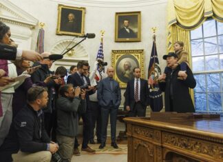 Trump veta a la agencia AP del Despacho Oval por no usar el nombre «Golfo de América» Trump