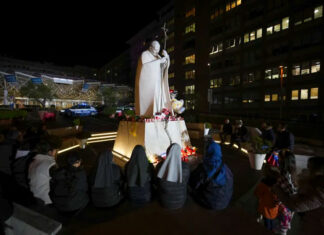 Vaticano anuncia oraciones vespertinas diarias por salud del papa Francisco en la Plaza de San Pedro Vaticano