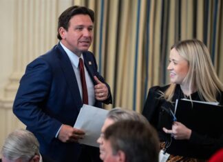 DeSantis crea una versión estatal del DOGE para eliminar más de 700 puestos en Florida DeSantis
