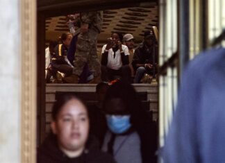 Hoteles de Nueva York usados para acoger inmigrantes despedirán a casi todos sus empleados Hoteles