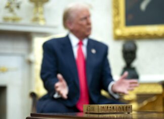 Trump ordena el desmantelamiento de siete agencias, entre ellas la de Voz de América