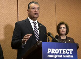 Senadores demócratas piden a Trump echar para atrás el plan de detener familias migrantes Senadores