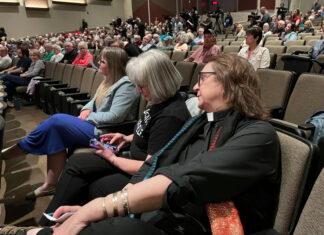 Aumentan protestas contra Trump en asambleas realizadas por legisladores republicanos Trump