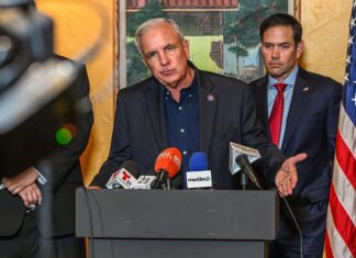 Congresista Carlos Giménez pide a Inmigración deportar a más de cien cubanos «castristas» Carlos Giménez