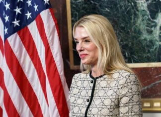 EE. UU. imputa a tres personas por los ataques contra Tesla y pide hasta 20 años de prisión Tesla