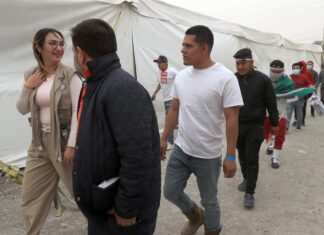 Inmigrantes que se «autodeporten» de EE. UU. podrán verificar su salida con geolocalización Inmigrantes