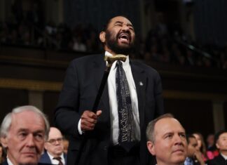 Los republicanos y 10 demócratas aprueban censurar al congresista que interrumpió a Trump