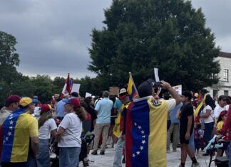 Pánico e indignación entre venezolanos en EE.UU. dejan las deportaciones a El Salvador venezolanos