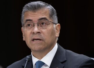 Secretario de salud de Biden augura un «desastre» tras lo recortes de Trump al HHS salud
