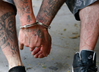 Su único crimen es tener tatuajes, dice la pareja de un deportado de EE. UU. a El Salvador Su único crimen es tener tatuajes, dice la pareja de un deportado de EE. UU. a El Salvador