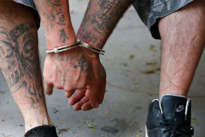 Su-único-crimen-es-tener-tatuajes,-dice-la-pareja-de-un-deportado-de-EE.-UU.-a-El-Salvador Su único crimen es tener tatuajes, dice la pareja de un deportado de EE. UU. a El Salvador