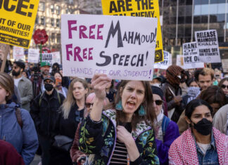 Trump prometió defender la libertad de expresión. Los críticos dicen que está haciendo lo contrario Trump