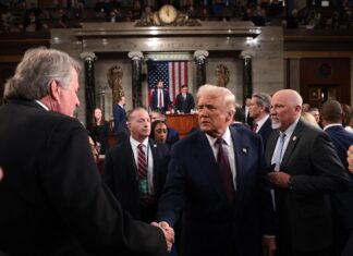 Trump reivindica sus aranceles y manda señales a Ucrania en una bronca sesión del Congreso Trump