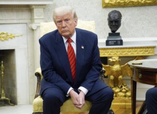 Un juez federal ordena a Trump que reincorpore a trabajadores despedidos de 18 agencias