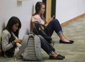 Unos 18 millones de latinos enfrentan riesgos por recortes en educación, dice Voto Latino latinos