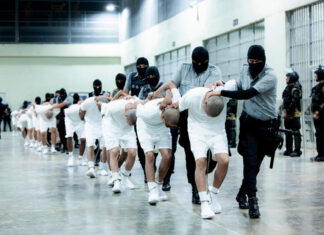 Venezolanos deportados por EE. UU. terminan en prisión salvadoreña. ¿Cuál es su estatus legal? Venezolanos