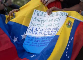 Venezolanos y haitianos piden a juez de EE. UU. suspender la orden de Trump de acabar el TPS TPS