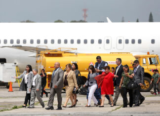 Miles piden boicotear a aerolínea que firmó contrato con EE. UU. para vuelos de deportación