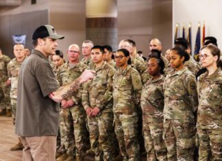 Acusan a primeros migrantes por ingresar zona militar restringida en frontera de EE. UU. con México migrantes