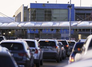 Acusan a agentes fronterizos de EE. UU. de aceptar sobornos para dejar entrar a personas sin documentos