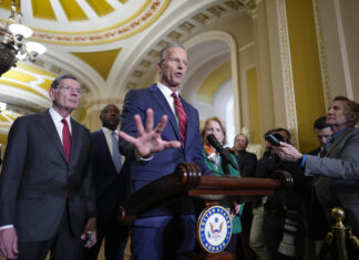 Senado aprueba plan para recortes fiscales y de gasto de Trump tras sesión nocturna