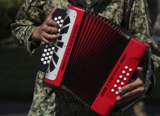 Un soldado mexicano trata de renovar un género musical acusado de glorificar a los narcos soldado