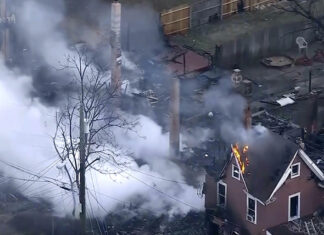 Niña muere y su hermana está desaparecida tras incendio que destruyó varias casas en Nueva Jersey incendio