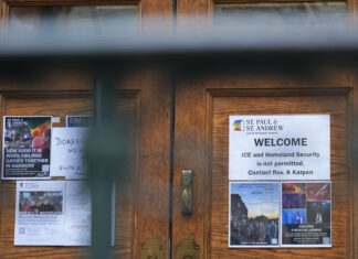 Jueza federal apoya a Trump al permitir la aplicación de leyes de inmigración en lugares de culto Jueza