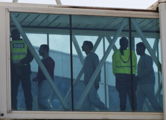 Corte Suprema de EE.UU. bloquea, por ahora, nuevas deportaciones bajo ley de guerra del siglo XVIII