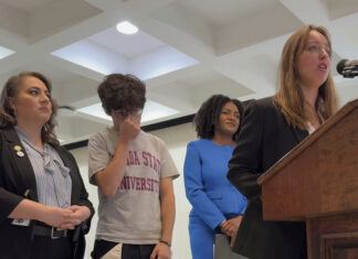 Estudiantes de Florida piden bloquear intento de bajar edad para comprar armas tras tiroteo Estudiantes