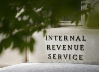 Crisis en el IRS: cambios de liderazgo, éxodo de empleados y amenazas a exenciones fiscales IRS