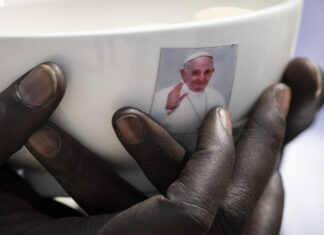 Más allá de la teología, los católicos recuerdan al papa como un amigo de África papa