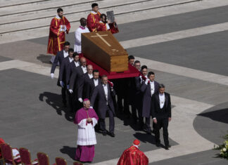 Poderosos y humildes asisten al funeral de Francisco, el papa del pueblo