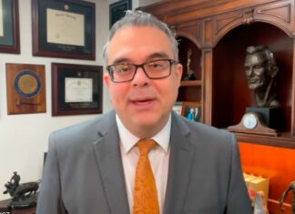 Abogado de inmigración Alex Galvez advierte sobre lo que considera “trampas” del Gobierno y detalla los riesgos de deportación