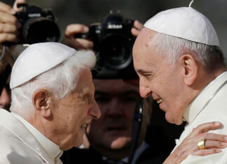 Aunque Benedicto XVI renunció, Francisco consideraba su deber como «ad vitam» Francisco