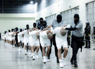 Corte Suprema permite a Trump deportar a venezolanos con ley de guerra pero solo después de revisión