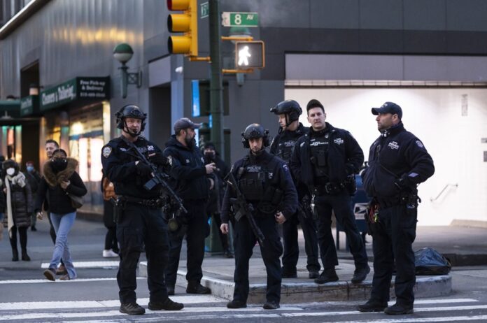 Demandan a Policía de Nueva York por discriminación racial en su base de datos Policía