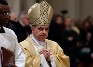 El desacreditado cardenal Becciu se retira del cónclave para elegir al papa papa