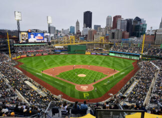 Piratas reinstalarán el letrero de Roberto Clemente en PNC Park tras causar molestia a su familia Piratas