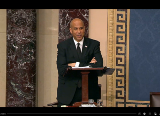 Cory Booker dijo: «Puede que tenga miedo, puede que me tiemble la voz, pero voy a hablar más», y rompió el récord Cory Booker