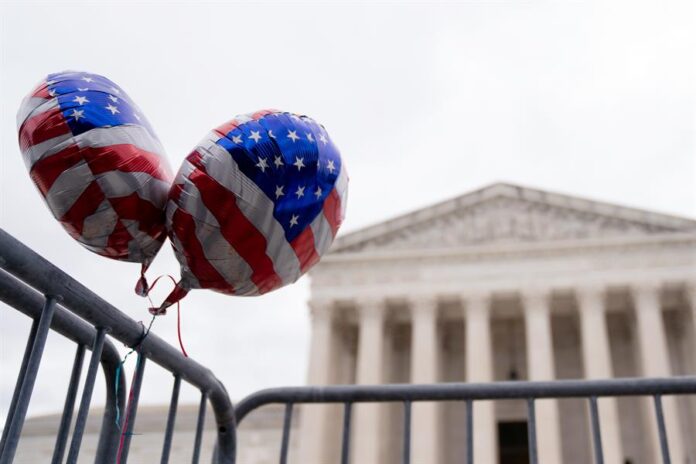 Supremo de EE.UU. sopesará el intento de Trump por eliminar la ciudadanía por nacimiento Supremo