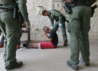 Una jueza de EE. UU. detiene la deportación a El Salvador de un centenar de venezolanos venezolanos