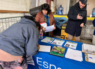 Unidos para ayudar a enfriar un vecindario al norte de Filadelfia ¡un árbol a la vez!