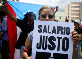 Miles de puertorriqueños protestan contra los recortes, la corrupción y los apagones puertorriqueños